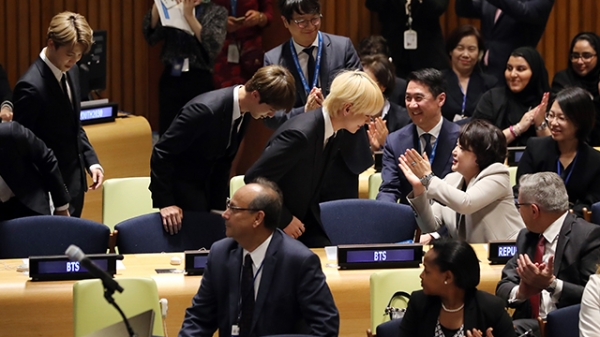 UN 연설에 나선 방탄소년단(BTS)에게 박수를 보내고 있는 김정숙 여사(사진=KBS 트위터)