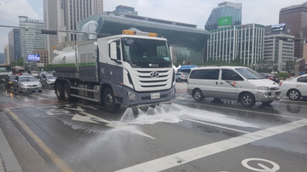 도로에 물을 뿌리고 있는 살수차(사진=서울시)