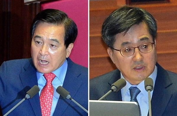 사진=2일 대정부질문에 나선 심재철 의원(왼쪽)과 답변하는 김동연 기획재정부 장관