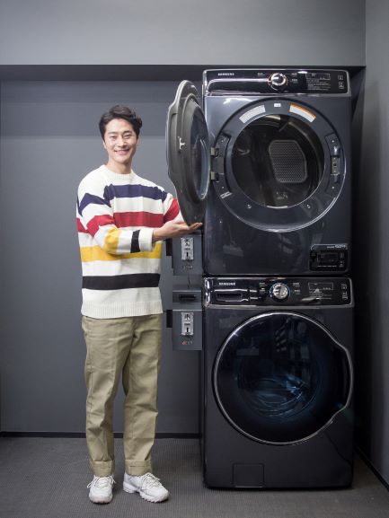 삼성전자가 초고속·대용량 세탁·건조가 가능한 'B2B 세탁기-건조기'를 출시하며 상업용 시장 진출을 선언했다. 모델이 삼성전자 'B2B 세탁기·건조기'를 소개하고 있다. 사진=삼성전자.