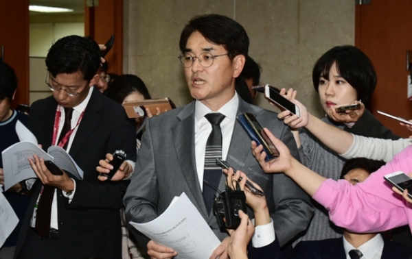 사진 = 박용진 더불어민주당 의원이 7일 오후 국회 정론관에서 기자회견 후 언론에 삼성 내부 문서를 직접 공개했다.