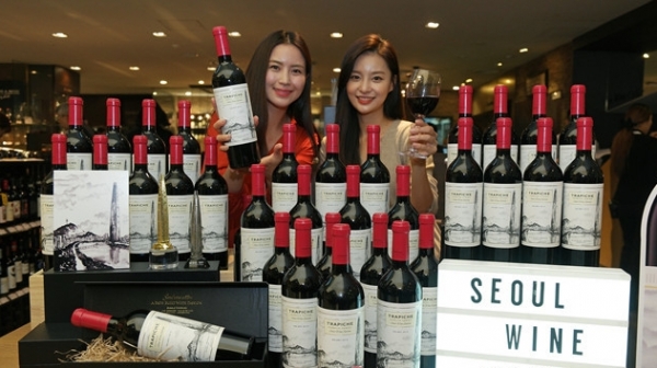 지난해 10월 가을맞이 와인 판촉행사에 나선 한 서울 시내 백화점에서 모델들이 와인을 들고 웃어 보이고 있다. 사진=시장경제DB