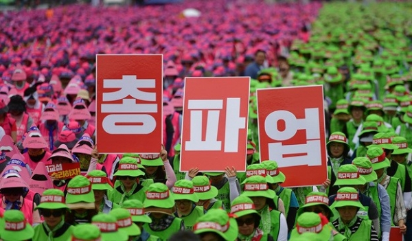 3일 서울시교육청 앞에서 민노총 산하 전국학교비정규직노동조합 소속 2500여명이 '비정규직 철폐'를 외치며 시위했다(사진=뉴데일리DB)