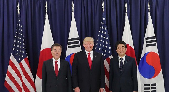 지난 2017년 7월 6일 G20 정상회의가 열린 독일 함부르크에서 문재인 대통령, 도널드 트럼프 미국 대통령, 아베 신조 일본 총리가 만난 모습(사진=청와대)