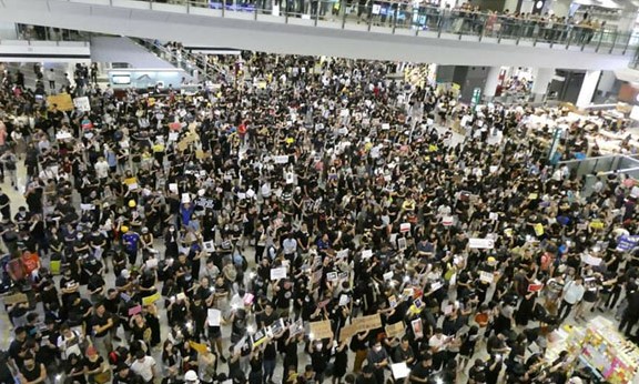 지난 7월 26일 홍콩 공항에서 열린 항공업계 종사자 시위(사진=뉴데일리DB)