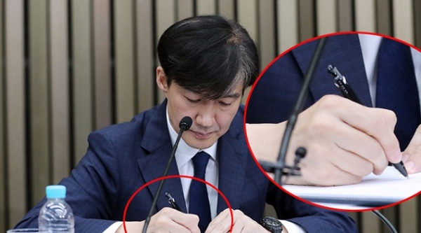 조국 법무부장관 후보자가 2일 국회에서 열린 기자간담회에서 일본제품인 '제스트림' 펜을 들고 메모하고 있다(사진=뉴데일리DB)