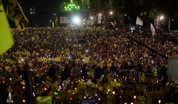 ‘검찰개혁 조국수호’를 주장하는 시민들이 지난 28일 오후 서울 서초구 서초대로에서 열린 집회에서 촛불을 들고 있다(사진=빅터뉴스DB)