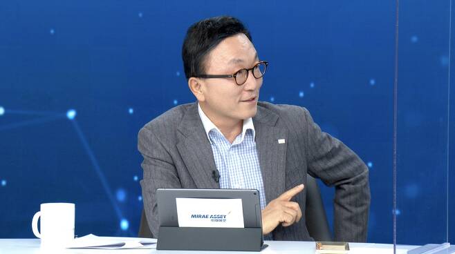 박현주 미래에셋그룹 회장이 미래에셋대우 유튜브채널인 '스마트머니'에 출연해 투자전략을 논의하고 있다. 사진=미래에셋대우 제공