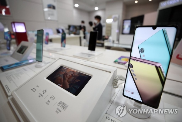 LG전자가 5일 모바일사업을 종료하기로 최종적으로 결정했다. 사진은 이날 서울 시내 한 LG전자 매장 내 진열된 LG전자 스마트폰. 2021.4.5