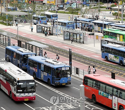 수도권 버스의 환승하차 미태그시 부과하는 페널티가 과도하다는 지적이 제기됐다. 사진은 서울역 버스환승센터 전경