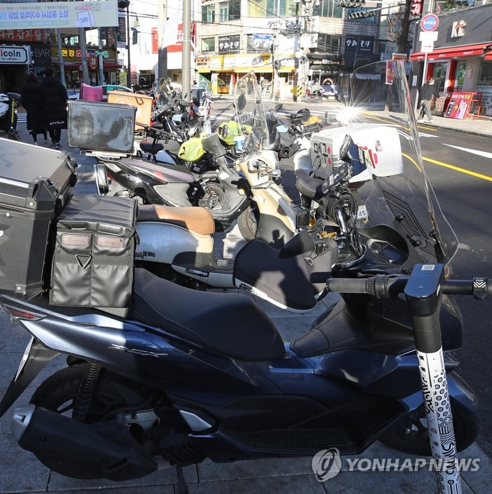 '배보다 배꼽이 크다'는 말이 나올 정도로 배달비 부담이 갈수록 커지면서 소비자 불만이 커지고 있다. 사진은 서울 시내의 한 음식점 밀집 구역에 오토바이들이 세워져 있는 모습.?