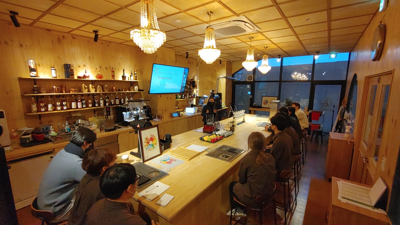 한 카페에서 커피 테이스팅 수업에 참가한 수강생들이 강사의 설명을 듣고 있다. 사진=한국커피비평가협회 제공