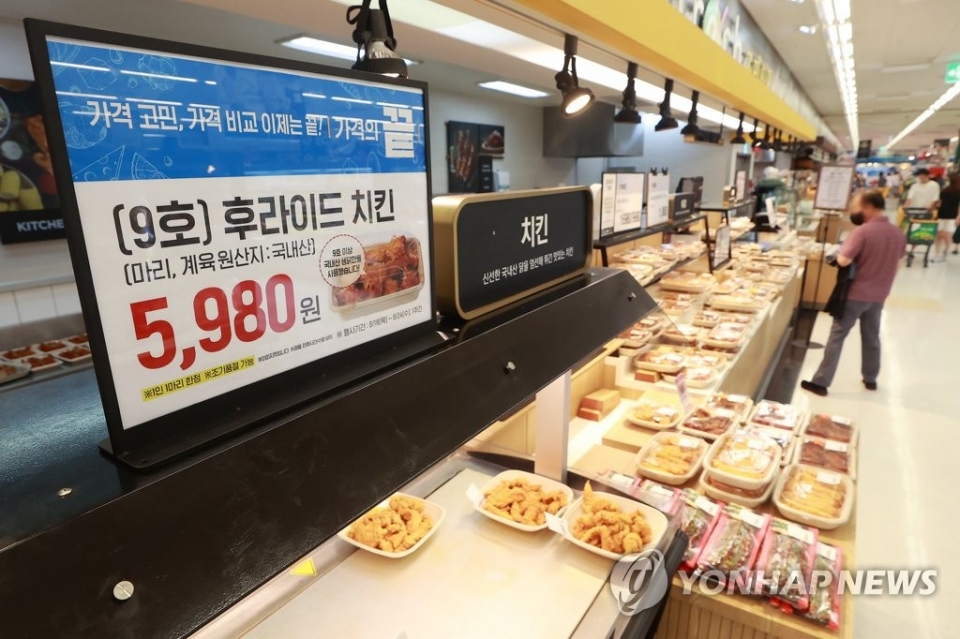 고물가 속에 대형마트의 '초저가 치킨' 판매 경쟁이 계속되는 18일 서울 성동구 이마트 성수점에 치킨 가격표가 붙어 있다. 이마트는 이날부터 일주일간 '(9호) 후라이드 치킨'을 마리당 5천980원에 판매한다.<br>