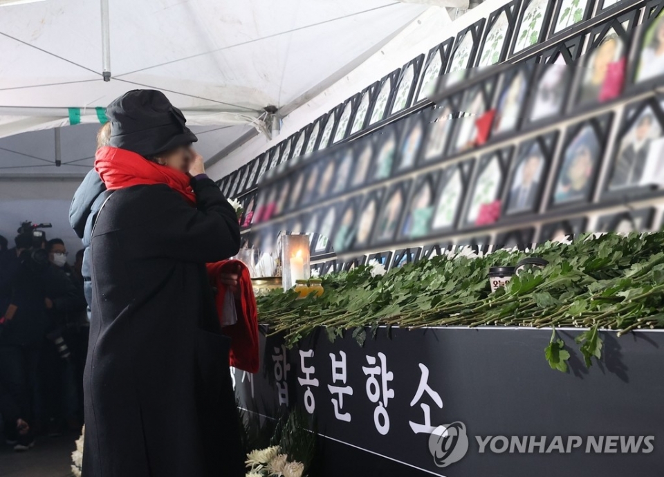 지난 16일 오후 서울 용산구 녹사평역 광장에 마련된 이태원참사 희생자 시민분향소에서 유가족이 오열하고 있다.?<br>