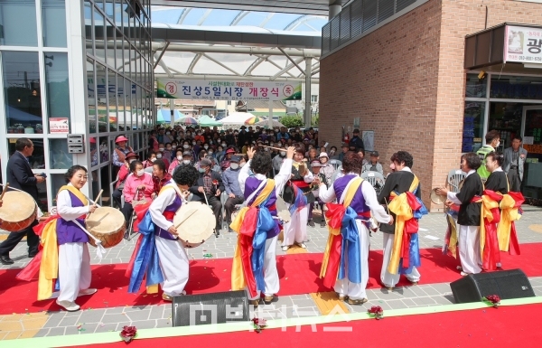 8일 열린 광양 진상 5일 시장 개장식에서 주민들이 축하 공연을 열고 있다./사진=광양시 제공
