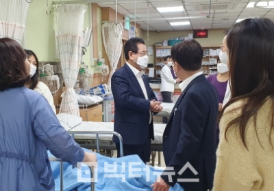 [포토] 여수 초등학교 사고 부상자 병원 찾은 김영록 전남도지사