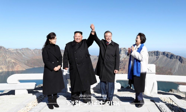 19일 백두산 장군봉에 오른 문재인 대통령과 김정은 위원장(사진=청와대)