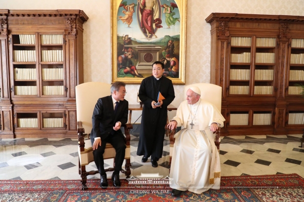 현지시간 18일 프란치스코 교황을 예방 중인 문재인 대통령(사진=청와대 페이스북)