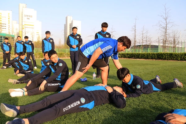 현대글로비스 럭비단, 인천기계공업고등학교 럭비팀 초청 일일 럭비 지도. 사진 제공=현대글로비스