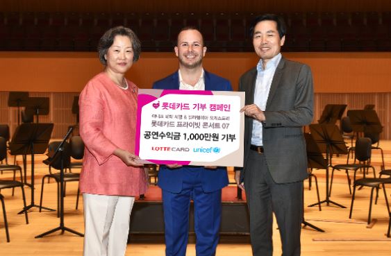 롯데카드 프라이빗 콘서트 입장권 판매 수익금 1,000만원을 유니세프한국위원회에 기부하고 있는 김창권 롯데카드 사장(오른쪽). ⓒ롯데카드
