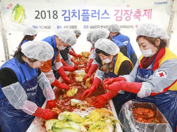 삼성전자 임직원 100여명이 대한적십자 회원들과 함께, 수원에 위치한 아동보육시설 '경동원'에서 '김치플러스 김장축제'를 열었다. 삼성전자는 8,000포기의 김치를 만들어 전국 2천여 세대에 전달할 예정이다. 삼성전자는 '경동원'에 김장김치 외에도 김치냉장고 '김치플러스', 의류청정기 '에어드레서', 무선청소기 '파워건' 등 최신 가전 제품 23대도 기증했다. 사진=삼성전자.