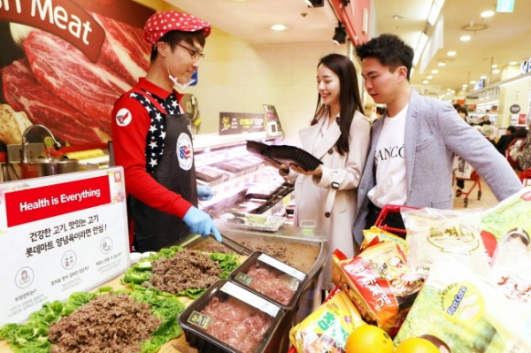 고객이 롯데마트 서울역점에서 양념육을 살펴보고 있다. 사진= 롯데마트