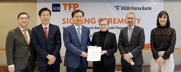 ▲KEB하나은행은 지난 10일 아시아개발은행(Asian Development Bank)과 필리핀 마닐라 소재 아시아개발은행 본점에서 국내 수출상에 대한 금융지원을 위한 무역금융 보증프로그램(ADB Trade Finance Program) 협약을 체결했다. 박지환 KEB하나은행 기업영업그룹 전무(사진 왼쪽)와 크리스틴 엥스트롬 ADB 금융기관 총괄본부장이 기념촬영을 하고 있다. 사진=KEB하나은행