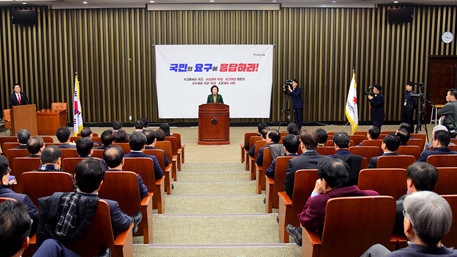 나경원 자유한국당 원내대표가 31일 오전 국회에서 열린 긴급의원총회에서 모두발언을 하고 있다. 사진=시장경제DB