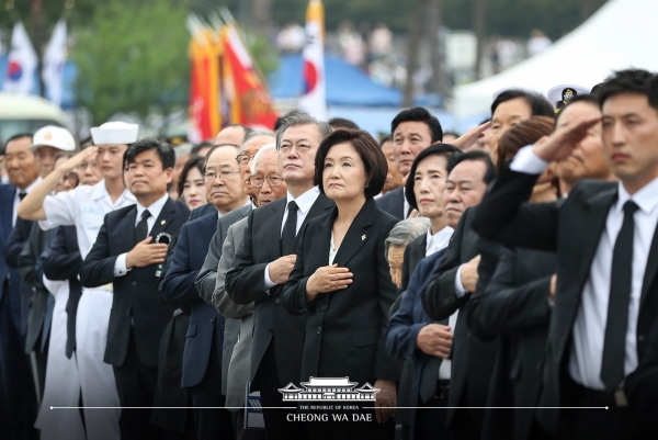 제64회 현충일 추념식에 참석한 문재인 대통령이 국민의례를 하고 있다(사진=청와대)