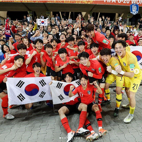 세네갈에 이기고 36년만의 '세계 4강'을 이룬 후 환호하는 U20 축구대표팀(사진=KFA 인스타그램)