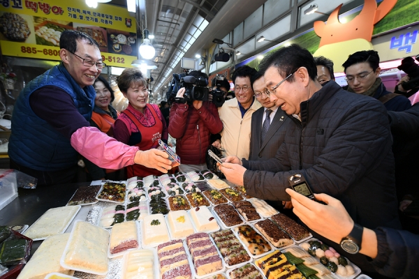 사진=2019년 3월 5일, 신원시장에서 직접 제로페이로 결제를 진행하고 있는 박원순 서울시장 (사진제공 : 서울시)