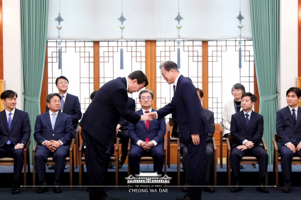 25일 청와대에서 문재인 대통령이 윤석열 신임 검찰총장과 악수하고 있다(사진=청와대)