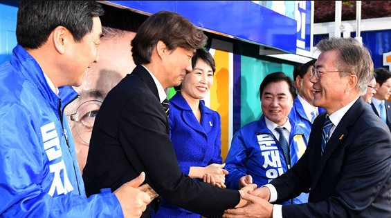 지난 2017년 대선 당시 문재인 대통령 후보와 악수하는 조국 당시 서울대 교수 모습. 사진=시장경제DB