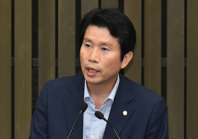 與 원내대표 이인영, 상임위 출석률 100%... 본회의 98.44%