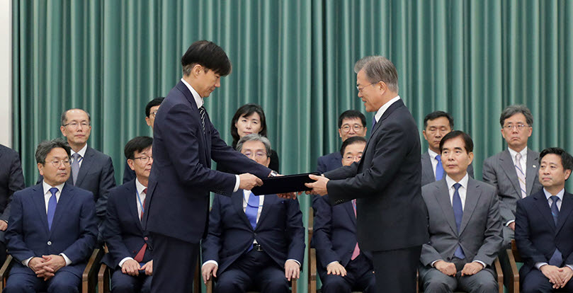 사진=9일 조국 신임 법무부장관이 임명장을 받았다. ⓒ청와대