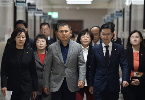 지난달 30일 황교안(가운데) 자유한국당 대표가 당대표 및 최고위원-중진의원 연석회의를 마치고 국회를 나서고 있다. 사진=빅터뉴스DB