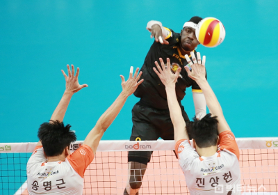 [문용준의 생생 포토] 남자배구 'OK금융그룹 VS  KB손해보험'