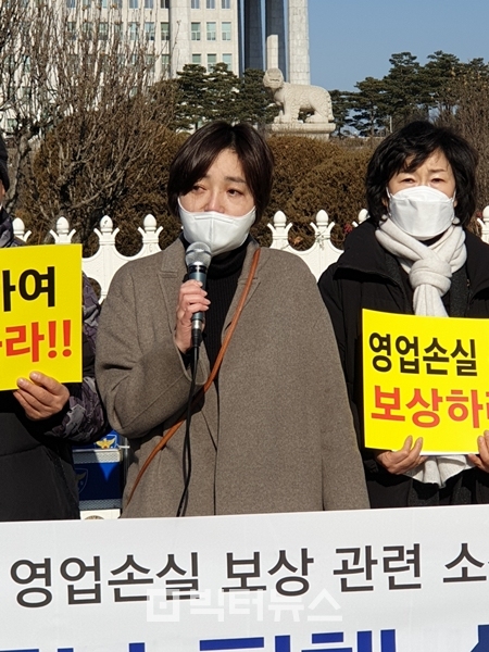 충남 천안에서 카페를 운영하고 있는 허희영씨가 코로나 19방역으로 인한 소상공인의 피해를 호소하며 눈물을 흘리고 있다. 사진=김흥수기자