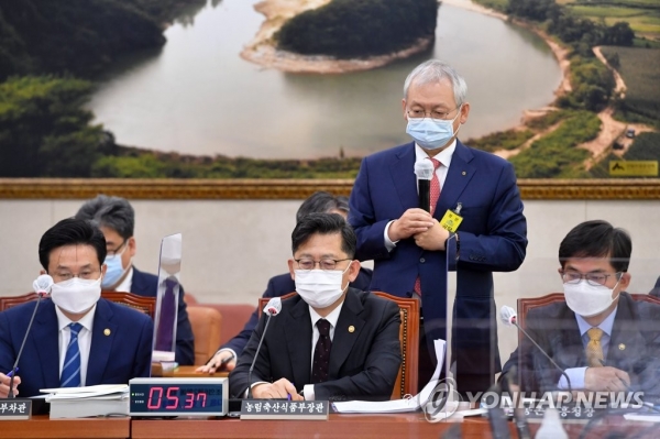 사진은 정영채 NH투자증권 사장이 지난해 10월 23일 국회에서 열린 농림축산식품해양수산위원회의 농림축산식품부 및 소관기관 종합감사에서 질의자료를 보고 있다.