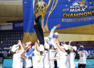 [여자농구]헹가레  받는 임근배 감독