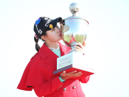 [KLPGA]박현경 통산 3승,'우승 트로피에 입맞춤'