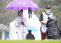 [KLPGA] 박현경, 비가 그쳤으면…