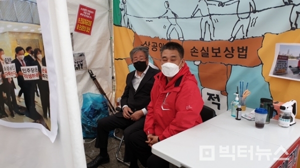 지난 4일 원로배우 최불암씨가 국회 앞에 소상공인 손실보상을 요구하는 천막농성장을 찾아 국민의힘 최승재의원을 격려하고 있다. 사진=김흥수 기자