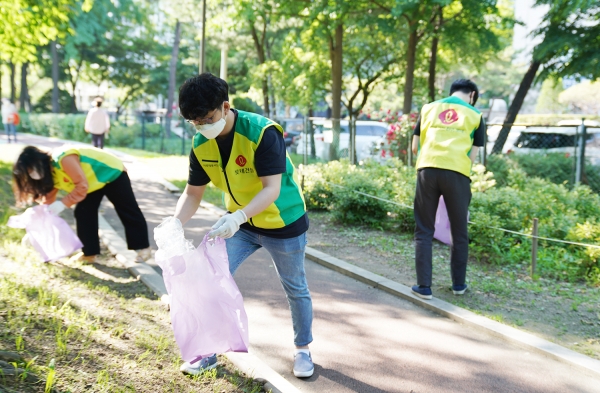 롯데건설 샤롯데봉사단이 서울 잠원동 한 공원에서 ‘걸음 기부 캠페인’의 일환인 줍깅 챌린지에 참여하고 있다. 사진=롯데건설