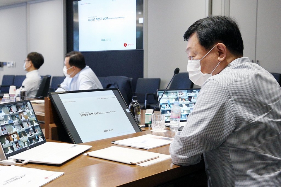 롯데가 이베이코리아 인수전에서 고배를 마시면서 신동빈 롯데그룹 회장이 경영 해법으로 제시한 온라인 전략에 차질이 우려된다. 사진은 지난해 7월 14일 신동빈 롯데그룹 회장이 서울 잠실 롯데월드타워에서 웹 세미나 형태로 진행된 '2020 하반기 VCM'에 참석해 화면을 바라보고 있다.