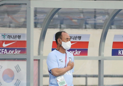 [올림픽대표팀]국민의례 하는 김학범 감독
