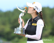 [KLPGA]우승 오지현, '트로피에 짜릿한 키스'