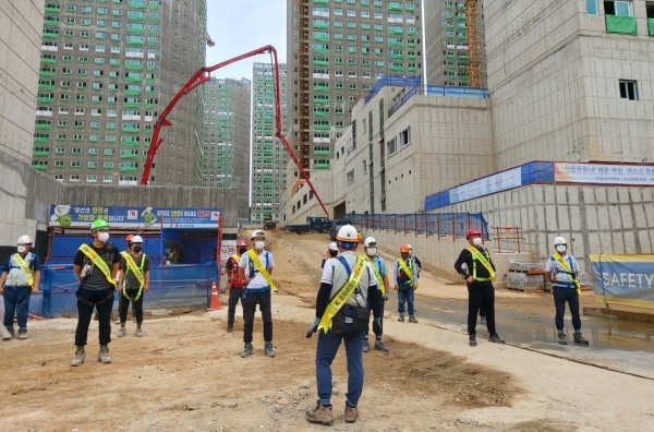 부영그룹이 신축 아파트 공사현장에서 자체 점검 실시 전 집중 점검 사항과 안전 수칙을 강조하는 모습.<br>