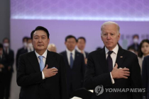 '尹대통령 경례 논란'에 누리꾼들 