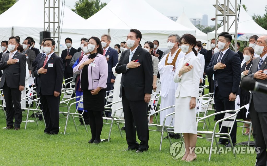 윤석열 대통령과 김건희 여사가 지난 15일 서울 용산 대통령실 청사 잔디마당에서 열린 제77주년 광복절 경축식에서 국기에 경례를 하고 있다.?<br>